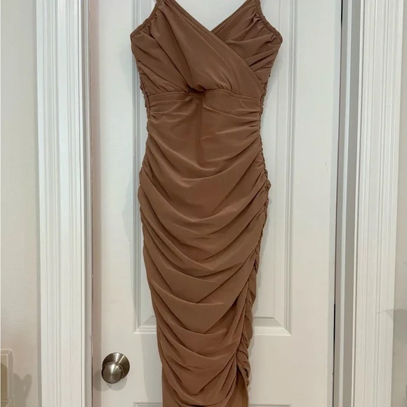 elliatt brown dress Nola Long Sleeve Maxi Dress In Brown – Elliatt